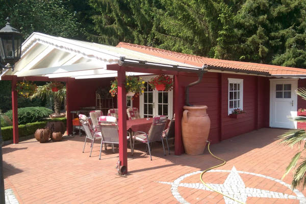 Gartenhaus In 2 Farbtonen Mit Wetterschutzfarbe Gestrichen